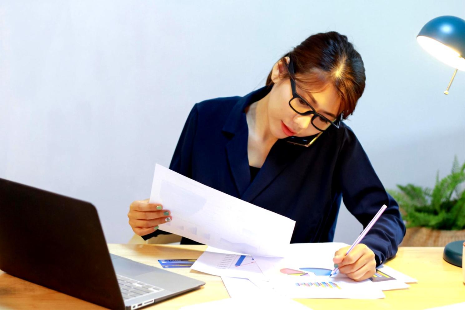 Teilnehmer arbeiten gemeinsam an Finanzmodellen in kollaborativer Lernumgebung