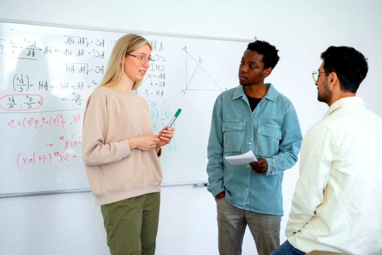 Teilnehmer arbeitet konzentriert an Finanzmodell am Laptop