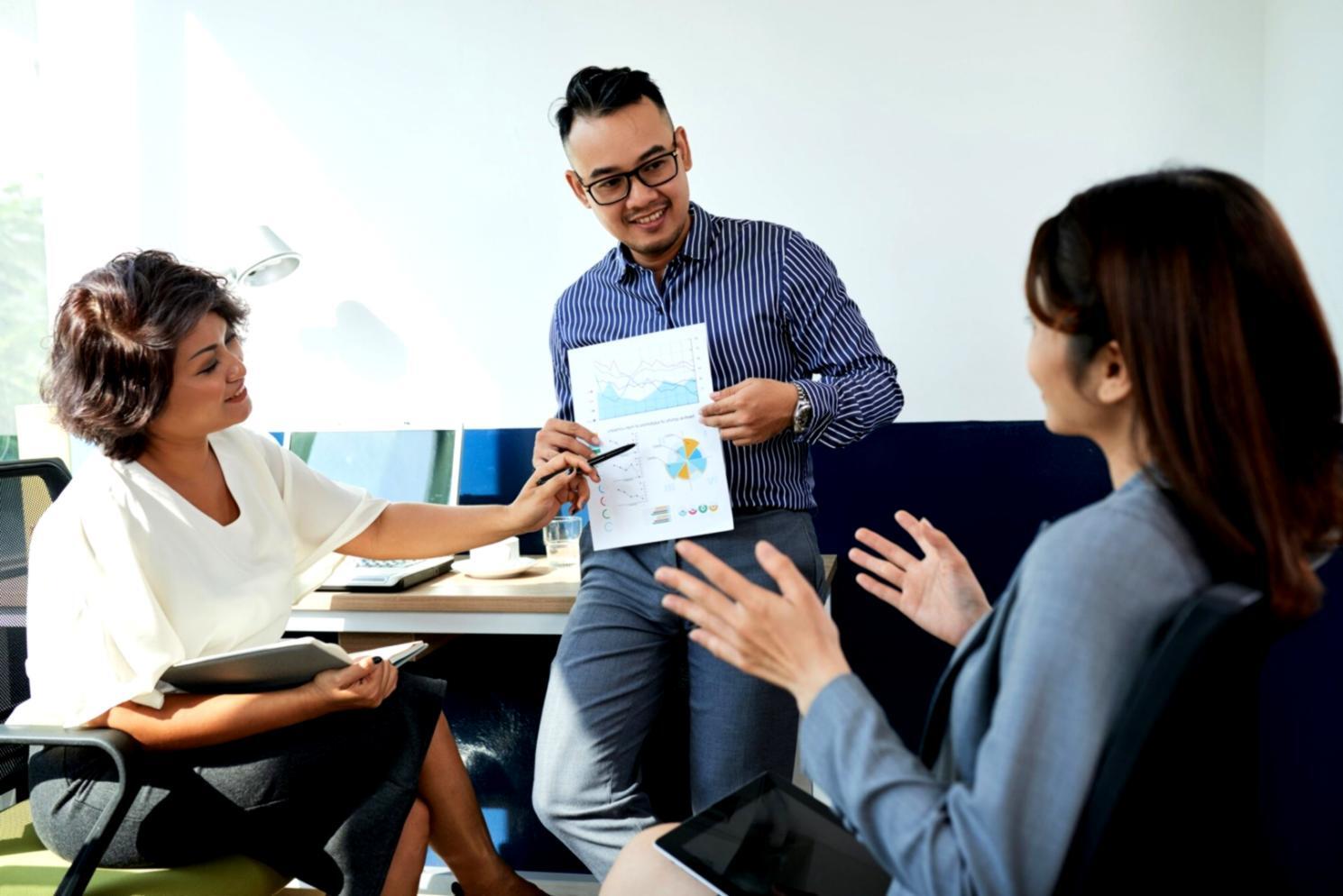 Arbeitsplatz mit Finanzmodellen und Analysewerkzeugen